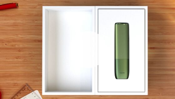 An IQOS ILUMA Holder and Pocket Charger in a box.
