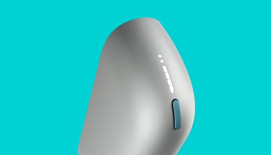 شاحن جيب جهاز IQOS ORIGINALS DUO باللون الفضي.