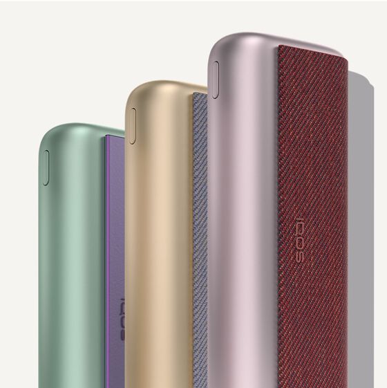 ثلاثة أجهزة IQOS ILUMA PRIME: أخضر، وبني، ورمادي