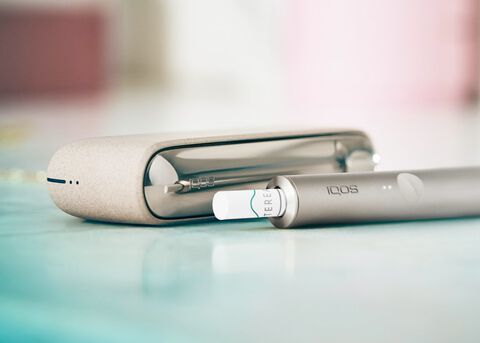 جهاز IQOS ILUMA باللون البني