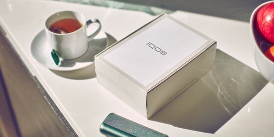 An IQOS box and IQOS ILUMA PRIME on a table.