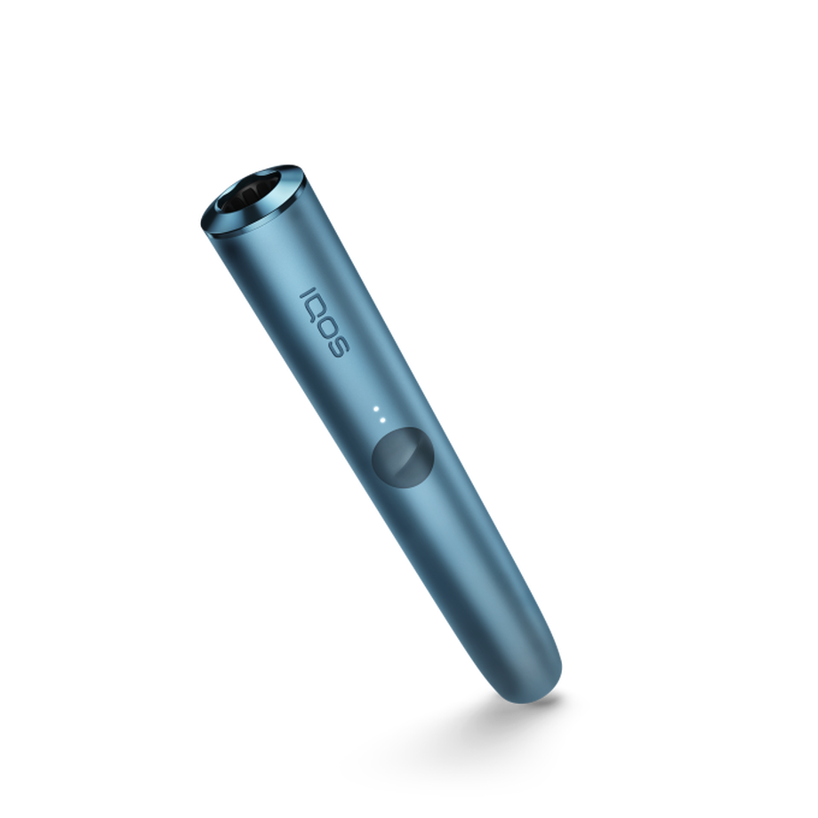 شعار IQOS على جانب جهاز IQOS ILUMA باللون أزرق .