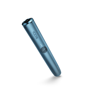 شعار IQOS على جانب جهاز IQOS ILUMA باللون أزرق .