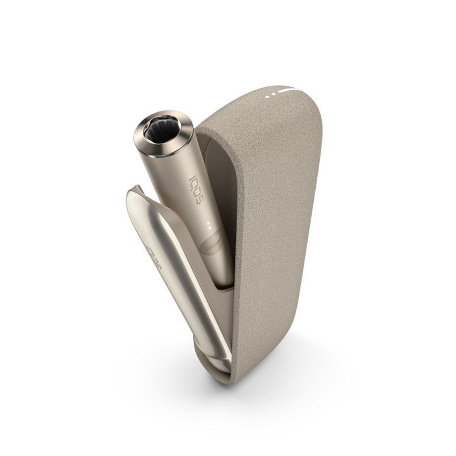 جهاز IQOS ILUMA باللون بني داخل شاحن جيب مفتوح.