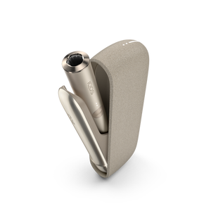 جهاز IQOS ILUMA باللون بني داخل شاحن جيب مفتوح.