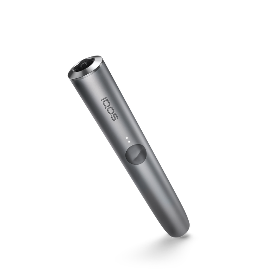شعار IQOS على جانب جهاز IQOS ILUMA باللون رمادي.