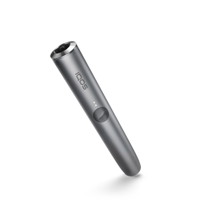 شعار IQOS على جانب جهاز IQOS ILUMA باللون رمادي.