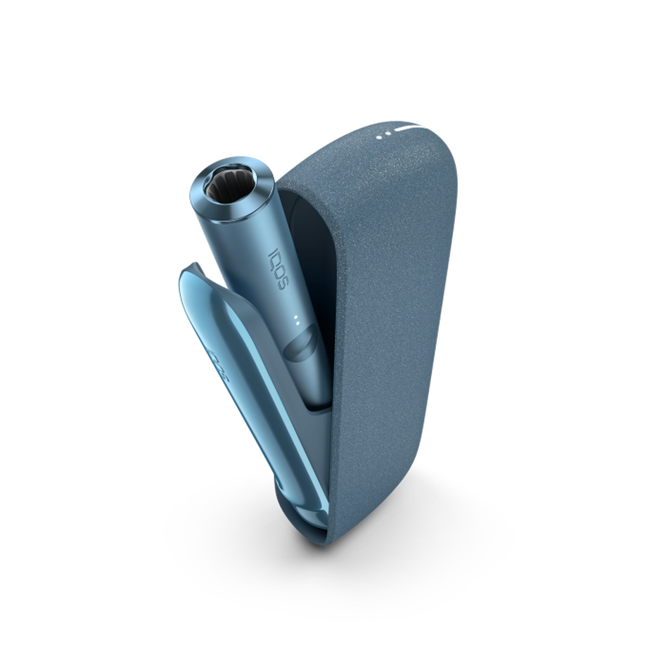 جهاز IQOS ILUMA باللون أزرق  داخل شاحن جيب مفتوح.