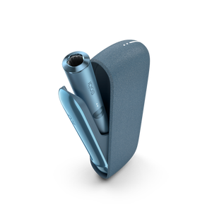 جهاز IQOS ILUMA باللون أزرق  داخل شاحن جيب مفتوح.
