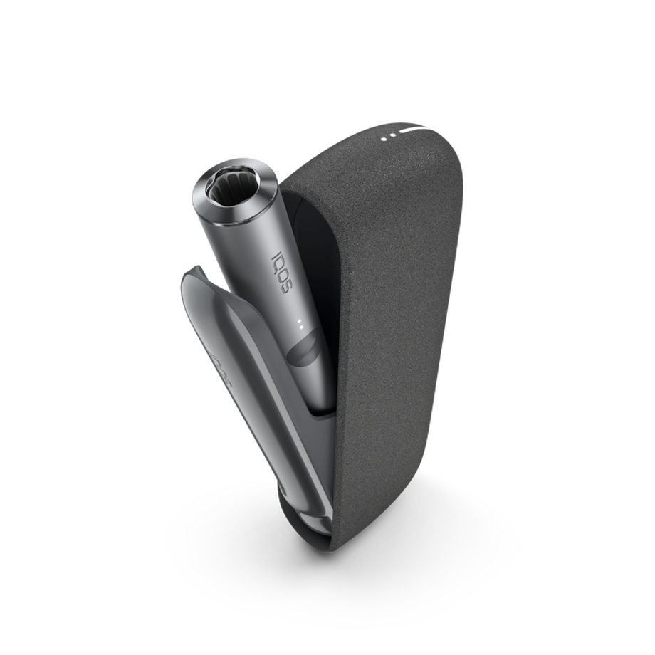 جهاز IQOS ILUMA باللون رمادي داخل شاحن جيب مفتوح.