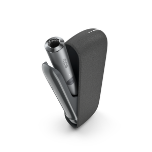 جهاز IQOS ILUMA باللون رمادي داخل شاحن جيب مفتوح.