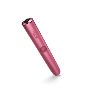 شعار IQOS على جانب جهاز IQOS ILUMA باللون أحمر .