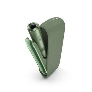 جهاز IQOS ILUMA باللون أخضر داخل شاحن جيب مفتوح.