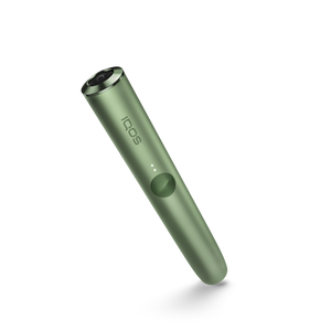 شعار IQOS على جانب جهاز IQOS ILUMA باللون أخضر.