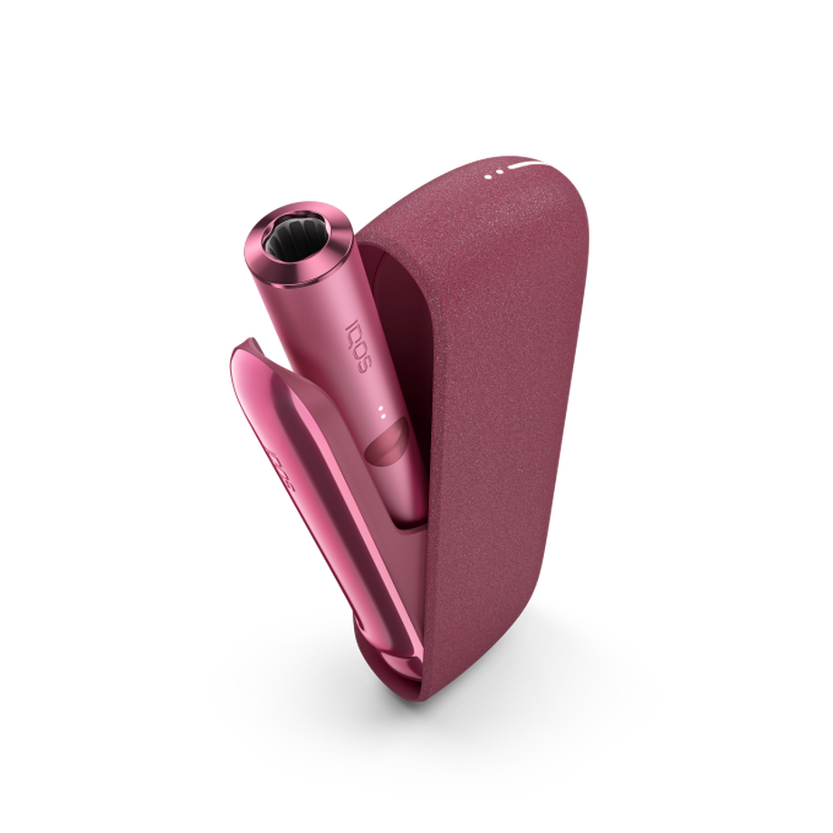 جهاز IQOS ILUMA باللون أحمر  داخل شاحن جيب مفتوح.