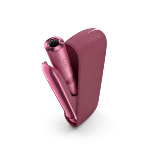 جهاز IQOS ILUMA باللون أحمر  داخل شاحن جيب مفتوح.