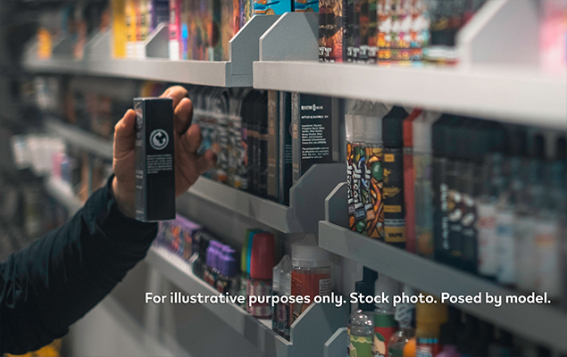 أرفف ممتلئة بالسؤال الإلكترونية لأجهزة المُبخِّرات