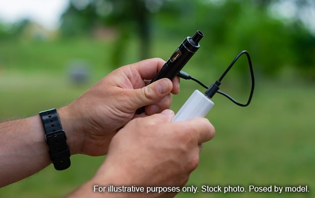 Man charging a vape
